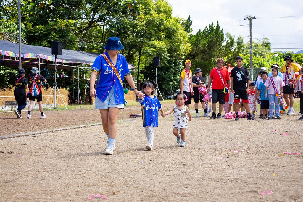 繁花盛開在吉娜魯岸,歡迎來到2025年鳳信部落豐年祭!內有飲酒議題請注意喝酒不開車開車不喝酒! @圍事小哥的幸福相框 繁花盛開在吉娜魯岸,歡迎來到2025年鳳信部落豐年祭!內有飲酒議題請注意喝酒不開車開車不喝酒! @圍事小哥的幸福相框