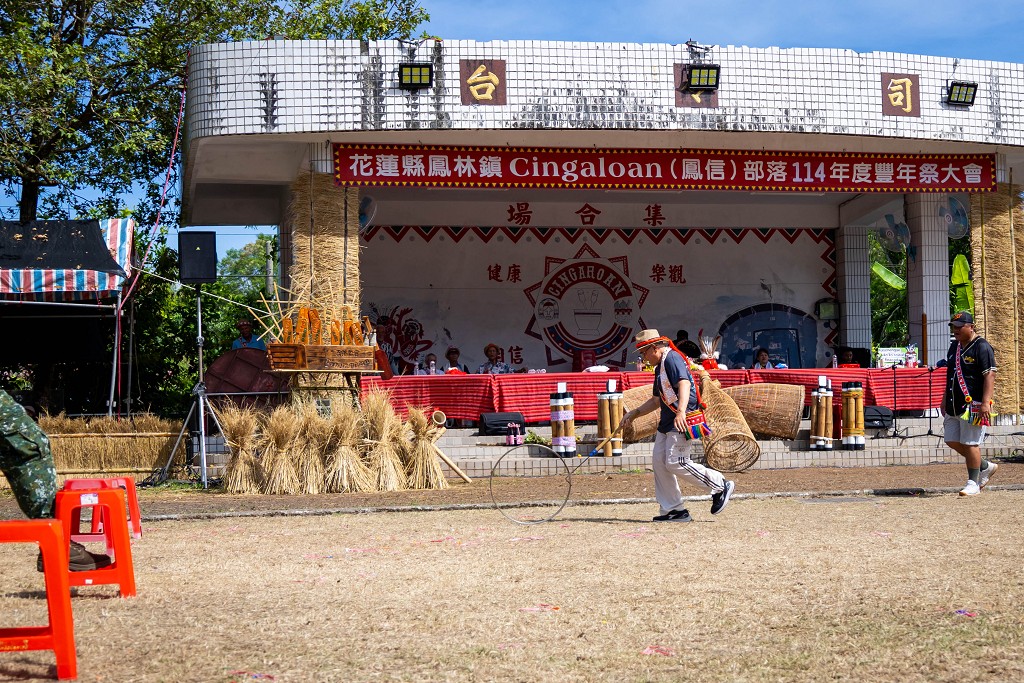 繁花盛開在吉娜魯岸，歡迎來到2025年鳳信部落豐年祭！內有飲酒議題請注意喝酒不開車開車不喝酒！ @圍事小哥的幸福相框