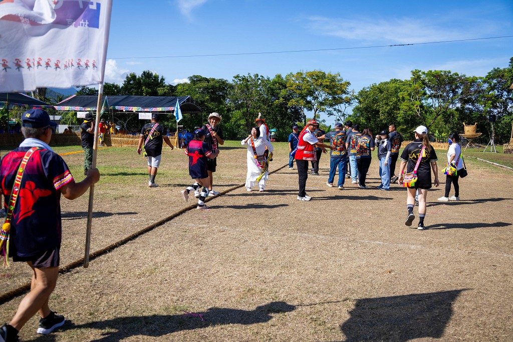 繁花盛開在吉娜魯岸,歡迎來到2025年鳳信部落豐年祭!內有飲酒議題請注意喝酒不開車開車不喝酒! @圍事小哥的幸福相框 繁花盛開在吉娜魯岸,歡迎來到2025年鳳信部落豐年祭!內有飲酒議題請注意喝酒不開車開車不喝酒! @圍事小哥的幸福相框