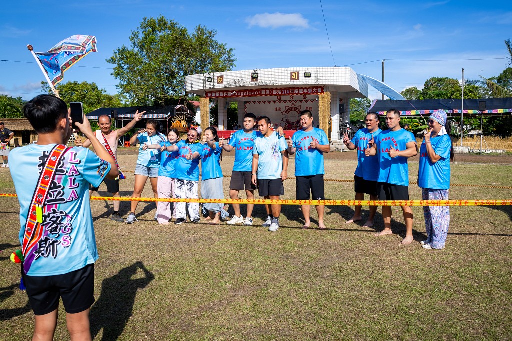 繁花盛開在吉娜魯岸，歡迎來到2025年鳳信部落豐年祭！內有飲酒議題請注意喝酒不開車開車不喝酒！ @圍事小哥的幸福相框