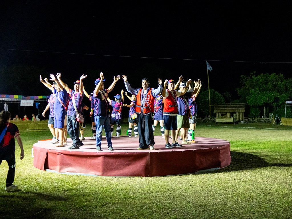 繁花盛開在吉娜魯岸，歡迎來到2025年鳳信部落豐年祭！內有飲酒議題請注意喝酒不開車開車不喝酒！ @圍事小哥的幸福相框