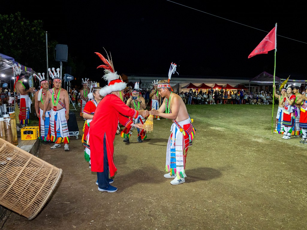 繁花盛開在吉娜魯岸，歡迎來到2025年鳳信部落豐年祭！內有飲酒議題請注意喝酒不開車開車不喝酒！ @圍事小哥的幸福相框