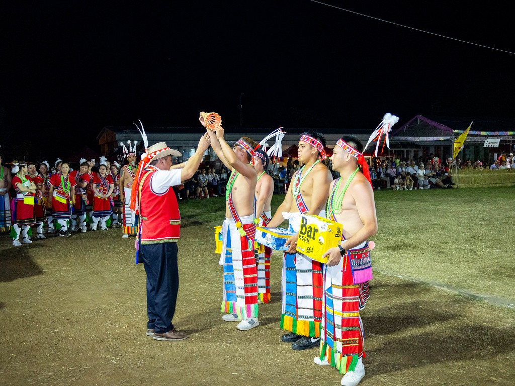 繁花盛開在吉娜魯岸,歡迎來到2025年鳳信部落豐年祭!內有飲酒議題請注意喝酒不開車開車不喝酒! @圍事小哥的幸福相框 繁花盛開在吉娜魯岸,歡迎來到2025年鳳信部落豐年祭!內有飲酒議題請注意喝酒不開車開車不喝酒! @圍事小哥的幸福相框
