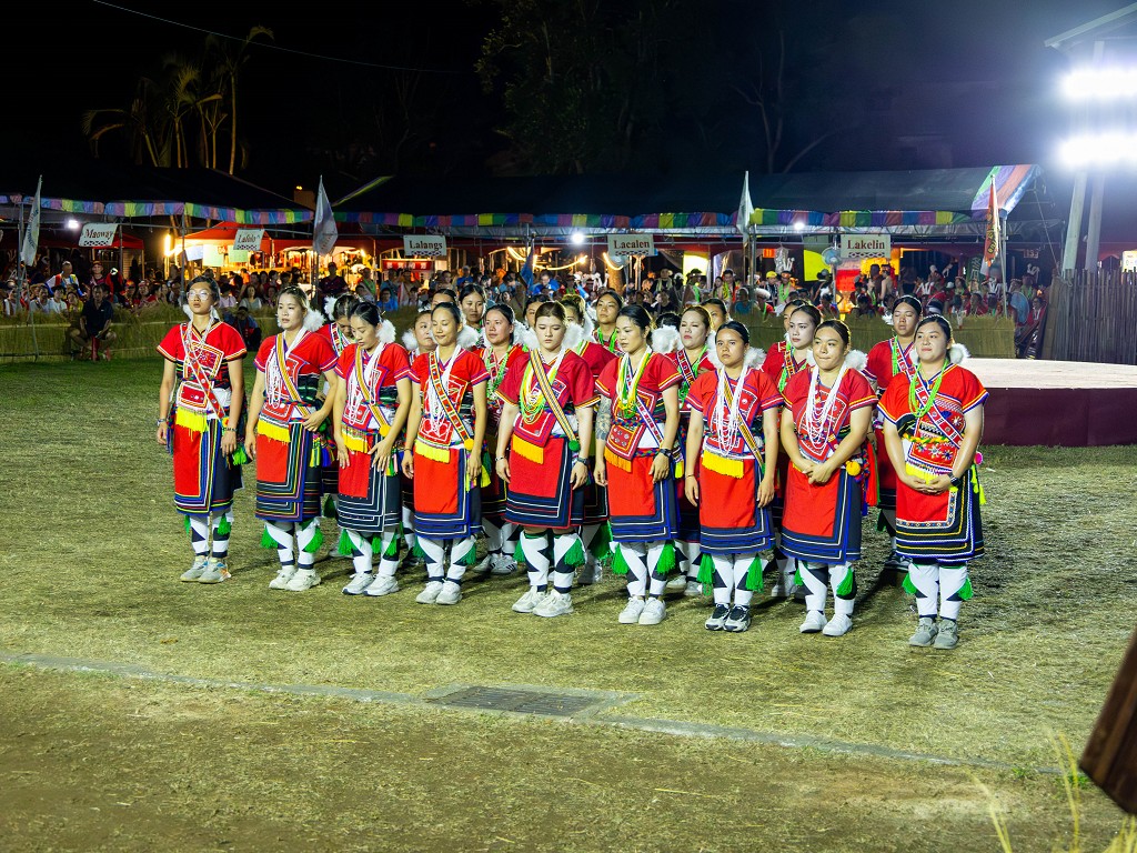 繁花盛開在吉娜魯岸，歡迎來到2025年鳳信部落豐年祭！內有飲酒議題請注意喝酒不開車開車不喝酒！ @圍事小哥的幸福相框