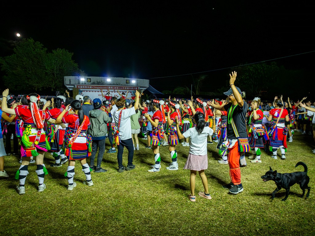 繁花盛開在吉娜魯岸,歡迎來到2025年鳳信部落豐年祭!內有飲酒議題請注意喝酒不開車開車不喝酒! @圍事小哥的幸福相框 繁花盛開在吉娜魯岸,歡迎來到2025年鳳信部落豐年祭!內有飲酒議題請注意喝酒不開車開車不喝酒! @圍事小哥的幸福相框