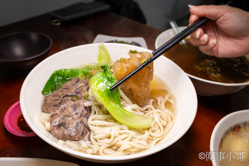 宜蘭蘇澳美食推薦-阿奇師牛肉麵，超人不一定有紅披風，有時還可能煮牛肉麵給大家吃喔！歡迎來到蘇澳最有溫度也最美味的牛肉麵店就在這裡。 @圍事小哥的幸福相框