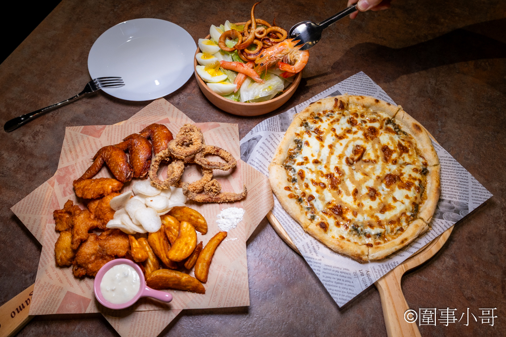 烤雞特攻隊來啦！現烤出爐的肥美烤雞要快點預訂喔～限量的烤全鴨也超美味，沒事先訂起來的話現場可能買不到呢～（邀約 @圍事小哥的幸福相框