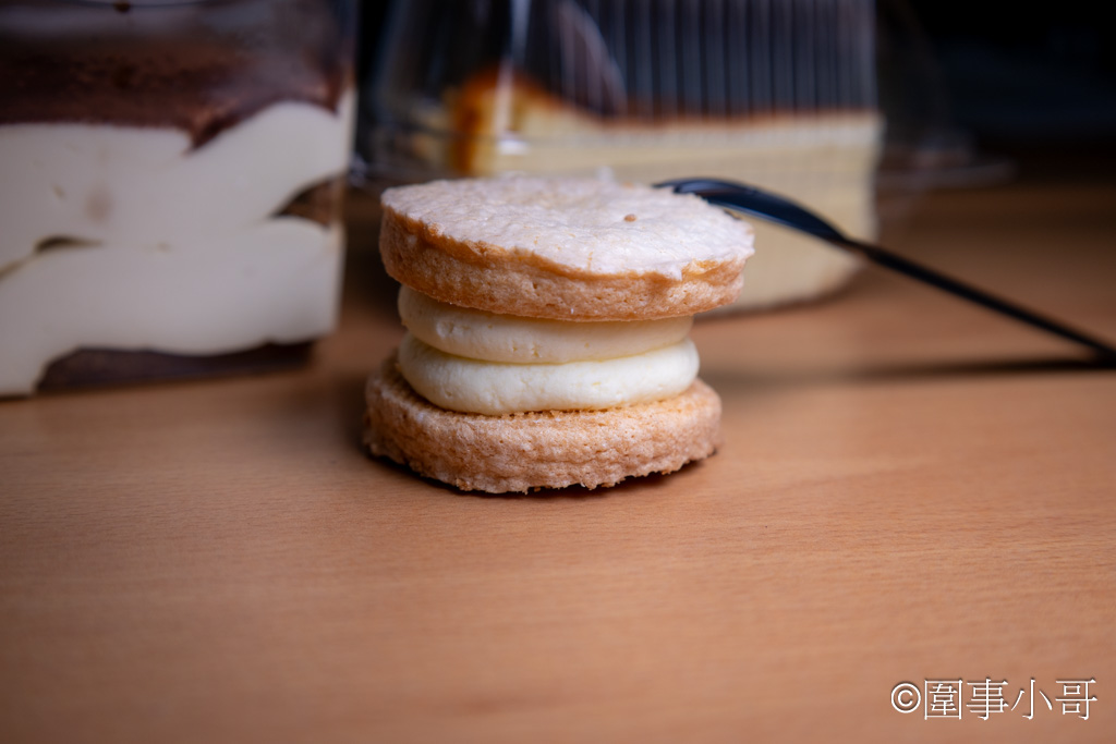 宜蘭蘇澳甜點下午茶-被我個人推到爆的超好吃鬆餅！好吃到我想一直吃的達克瓦茲！歡迎來到下予甜點專門店，這裡美味很剛好，服務很剛好，一切的一切都那麼剛剛好。 @圍事小哥的幸福相框