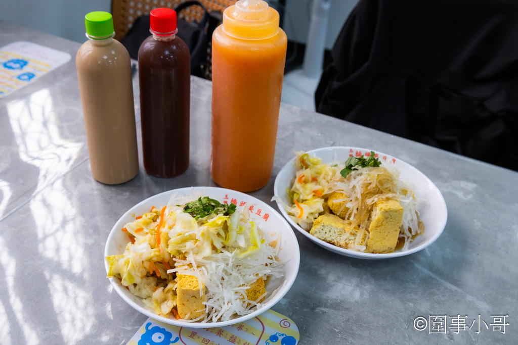 宜蘭羅東美食-玉里橋頭臭豆腐羅東店開幕啦~快點來吃吃佐料豐富真正外酥內嫩的玉里臭豆腐吧~ @圍事小哥的幸福相框