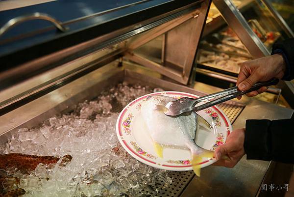 桃園平鎮美食-鮮饌複合式碳烤，超新鮮海產讓你吃到不要不要的! @圍事小哥的幸福相框