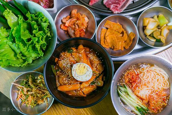 東區美食。8292韓國烤肉，各式小菜優值肉品自己動手烤超歡樂 @圍事小哥的幸福相框