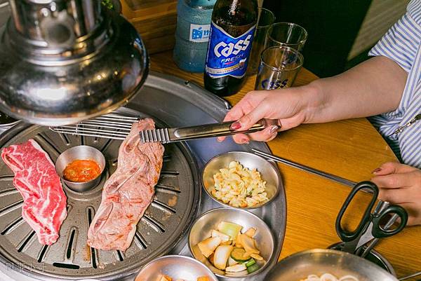 東區美食。8292韓國烤肉，各式小菜優值肉品自己動手烤超歡樂 @圍事小哥的幸福相框