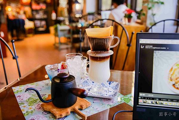 中壢美食咖啡廳推薦-海頓咖啡，一間時光流動緩慢的老咖啡廳，充滿人文氣息，愜意又美好。 @圍事小哥的幸福相框