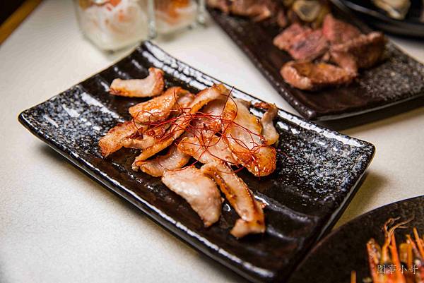台北宵夜推薦-小燒肉，可以享用美味的晚餐，也可以呼朋引伴來小酌聊天，歡迎光臨小燒肉！ @圍事小哥的幸福相框